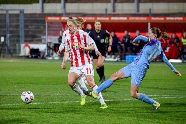 09 02 2026, xsscx, Frauen Fussball, 1 FC Koeln SGS Essen, 1 Fussball Bundesliga, 17 Spieltag, Franz Kremer Stadion, Saison 2025 2026 Pauline Bremer 1 FC Koeln 11 im Zweikampf gegen Lena Ostermeier SGS Essen 18 DFB regulations prohibit any use of photographs as image sequences and or quasi video Photo xSandraxScherningxPressefotoKochx Nordrhein Westfalen Germany