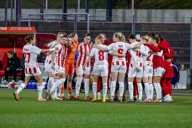09 02 2026, xsscx, Frauen Fussball, 1 FC Koeln SGS Essen, 1 Fussball Bundesliga, 17 Spieltag, Franz Kremer Stadion, Saison 2025 2026 Die Mannschaft des 1 FC Köln motiviert sich vor dem Spiel DFB regulations prohibit any use of photographs as image sequences and or quasi video Photo xSandraxScherningxPressefotoKochx Nordrhein Westfalen Germany