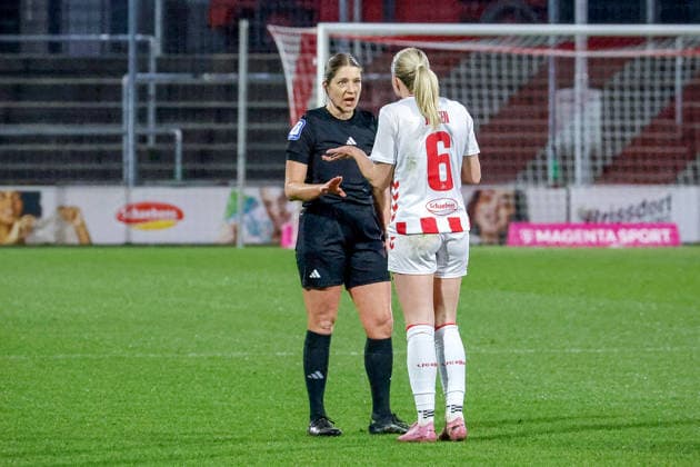 09 02 2026, xsscx, Frauen Fussball, 1 FC Koeln SGS Essen, 1 Fussball Bundesliga, 17 Spieltag, Franz Kremer Stadion, Saison 2025 2026 Sandra Maria Jessen 1 FC Koeln 6 discusses with referee Karoline Wacker DFB regulations prohibit any use of photographs as image sequences and or quasi video Photo xSandraxScherningxPressefotoKochx Nordrhein Westfalen Germany