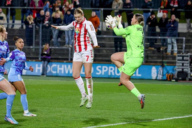 09 02 2026, xsscx, Frauen Fussball, 1 FC Koeln SGS Essen, 1 Fussball Bundesliga, 17 Spieltag, Franz Kremer Stadion, Saison 2025 2026 Anna Lena Stolze 1 FC Koeln 7 im Zweikampf gegen Kim Sindermann SGS Essen 1 DFB regulations prohibit any use of photographs as image sequences and or quasi video Photo xSandraxScherningxPressefotoKochx Nordrhein Westfalen Germany