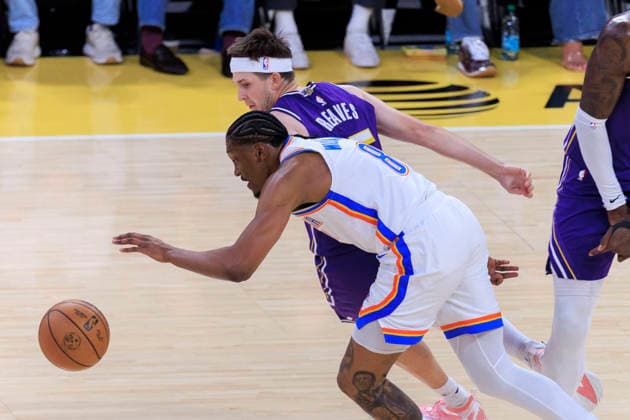 February 9, 2026, Los Angeles, California, USA: Jalen Williams 8 of the Oklahoma City Thunder steals the ball from Austin Reaves 15 of the Los Angeles Lakers during their regular season NBA, Basketball Herren, USA game on Monday February 9, 2026 at Crypto.com Arena in Los Angeles, California. ARIANA RUIZ PI Lakers Vs. Thunder  - ZUMAp124 20260209_zaa_p124_012 Copyright: xArianaxRuizx