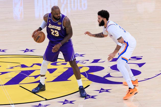 February 9, 2026, Los Angeles, California, USA: Kenrich Williams 34 of the Oklahoma City Thunder guards LeBron James 23 of the Los Angeles Lakers during their regular season NBA, Basketball Herren, USA game on Monday February 9, 2026 at Crypto.com Arena in Los Angeles, California. ARIANA RUIZ PI Los Angeles USA - ZUMAp124 20260209_zaa_p124_014 Copyright: xArianaxRuizx