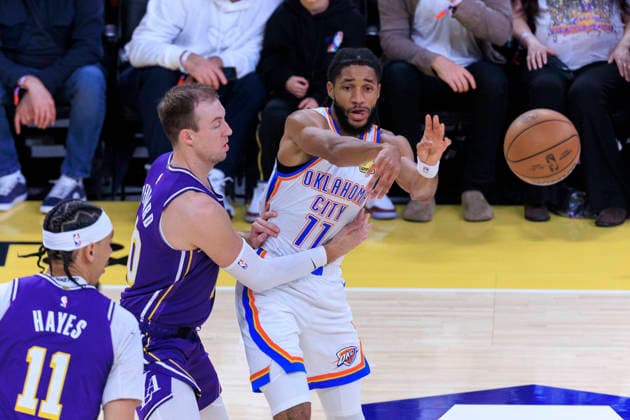 February 9, 2026, Los Angeles, California, USA: Isaiah Joe 11 of the Oklahoma City Thunder passes the ball as Luke Kennard 10 of the Los Angeles Lakers defends during their regular season NBA, Basketball Herren, USA game on Monday February 9, 2026 at Crypto.com Arena in Los Angeles, California. ARIANA RUIZ PI Los Angeles USA - ZUMAp124 20260209_zaa_p124_015 Copyright: xArianaxRuizx