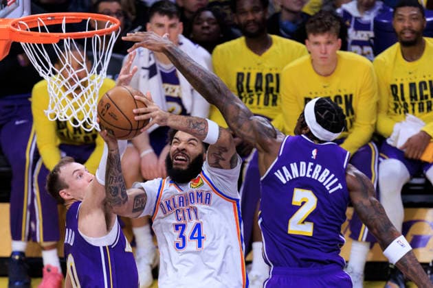 February 9, 2026, Los Angeles, California, USA: Luke Kennard 10 and Jarred Vanderbilt 2 of the Los Angeles Lakers attempt to block Kenrich Williams 34 of the Oklahoma City Thunder during their regular season NBA, Basketball Herren, USA game on Monday February 9, 2026 at Crypto.com Arena in Los Angeles, California. ARIANA RUIZ PI Los Angeles USA - ZUMAp124 20260209_zaa_p124_016 Copyright: xArianaxRuizx