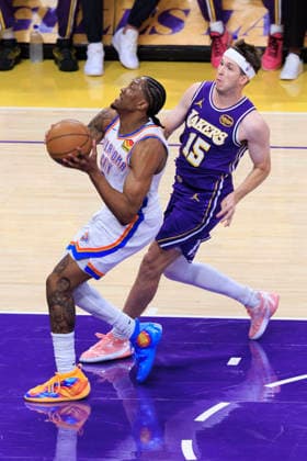February 9, 2026, Los Angeles, California, USA: Jalen Williams 8 of the Oklahoma City Thunder attempts a layup as Austin Reaves 15 of the Los Angeles Lakers defends during their regular season NBA, Basketball Herren, USA game on Monday February 9, 2026 at Crypto.com Arena in Los Angeles, California. ARIANA RUIZ PI Lakers Vs. Thunder  - ZUMAp124 20260209_zaa_p124_013 Copyright: xArianaxRuizx