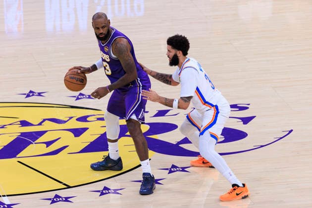 February 9, 2026, Los Angeles, California, USA: Kenrich Williams 34 of the Oklahoma City Thunder guards LeBron James 23 of the Los Angeles Lakers during their regular season NBA, Basketball Herren, USA game on Monday February 9, 2026 at Crypto.com Arena in Los Angeles, California. ARIANA RUIZ PI Lakers Vs. Thunder  - ZUMAp124 20260209_zaa_p124_019 Copyright: xArianaxRuizx