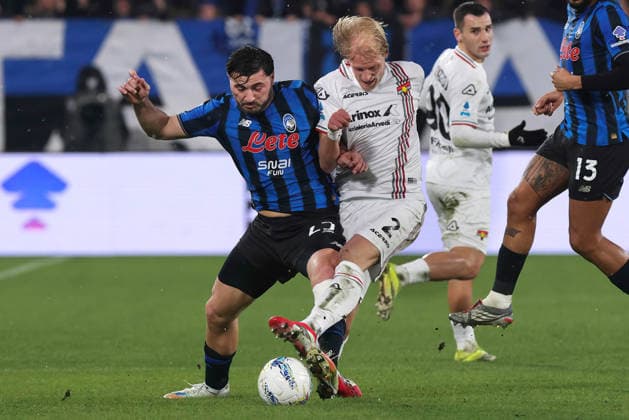 Atalanta BC vs Cremonese Italy, Bergamo, 2026 02 09: Sead Kolasinac, Morten Thorsby (Cremonese) fights for the ball in the first half during soccer game Atalanta BC vs Cremonese, Serie A EniLive 2025-2026, day 24 at New Balance Arena Bergamo Lombardy Italy Copyright: xFabrizioxAndreaxBertanix