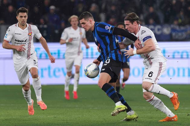 Atalanta BC vs Cremonese Italy, Bergamo, 2026 02 09: Federico Baschirotto, Nikola Krstovic (Atalanta) defends the ball in center field in the first half during soccer game Atalanta BC vs Cremonese, Serie A EniLive 2025-2026, day 24 at New Balance Arena Bergamo Lombardy Italy Copyright: xFabrizioxAndreaxBertanix