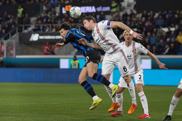 Atalanta BC vs Cremonese Italy, Bergamo, 2026 02 09: Lazar Samardzic, Federico Baschirotto (Cremonese) head shot in back court in the first half during soccer game Atalanta BC vs Cremonese, Serie A EniLive 2025-2026, day 24 at New Balance Arena Bergamo Lombardy Italy Copyright: xFabrizioxAndreaxBertanix