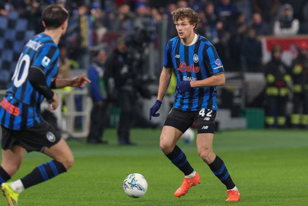 Atalanta BC vs Cremonese Italy, Bergamo, 2026 02 09: Giorgio Scalvini (Atalanta) dribbles in front court in the first half during soccer game Atalanta BC vs Cremonese, Serie A EniLive 2025-2026, day 24 at New Balance Arena Bergamo Lombardy Italy Copyright: xFabrizioxAndreaxBertanix