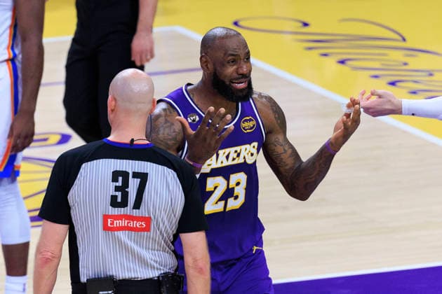 February 9, 2026, Los Angeles, California, USA: LeBron James 23 of the Los Angeles Lakers contests a call from the referees during their regular season NBA, Basketball Herren, USA game against the Oklahoma City Thunder on Monday February 9, 2026 at Crypto.com Arena in Los Angeles, California. Lakers lose to Thunder, 110-119. ARIANA RUIZ PI Los Angeles USA - ZUMAp124 20260209_zaa_p124_024 Copyright: xArianaxRuizx