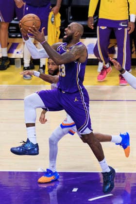 February 9, 2026, Los Angeles, California, USA: LeBron James 23 of the Los Angeles Lakers attempts a layup during their regular season NBA, Basketball Herren, USA game against the Oklahoma City Thunder on Monday February 9, 2026 at Crypto.com Arena in Los Angeles, California. Lakers lose to Thunder, 110-119. ARIANA RUIZ PI Los Angeles USA - ZUMAp124 20260209_zaa_p124_026 Copyright: xArianaxRuizx