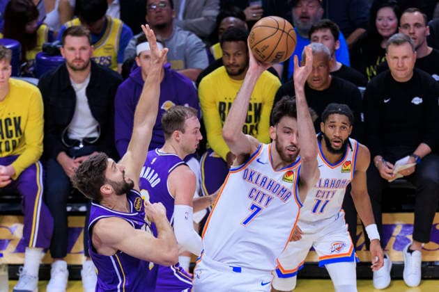 February 9, 2026, Los Angeles, California, USA: Chet Holmgren 7 of the Oklahoma City Thunder passes the ball as Maxi Kleber 14 of the Los Angeles Lakers defends during their regular season NBA, Basketball Herren, USA game on Monday February 9, 2026 at Crypto.com Arena in Los Angeles, California. Lakers lose to Thunder, 110-119. ARIANA RUIZ PI Los Angeles USA - ZUMAp124 20260209_zaa_p124_027 Copyright: xArianaxRuizx