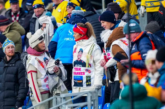 Winter Olympics in Milan Cortina 2026 Val di Fiemme, Italy 20260210. Johannes Hosflot Klaebo s girlfriend, Pernille Dosvik, his mother Elisabeth Hosflot Klaebo and grandfather, Kare Hosflot in the stands during the men s cross-country sprint qualification at Lago di Tesero during the Winter Olympics in Milano Cortina 2026. Photo: Lise Aserud NTB Val di Fiemme Italy EDITORIAL USE ONLY. RESTRICTED USE FOR BETTING COMPANIES Ref:_SPOz99rBPz9ZGk.jpg *** Winter Olympics in Milan Cortina 2026 Val di Fiemme, Italy 20260210 Johannes Hosflot Klaebo s girlfriend, Pernille Dosvik, his mother Elisabeth Hosflot Klaebo and grandfather, Kare Hosflot in the stands during the men s cross country sprint qualification at Lago di Tesero during the Winter Olympics in Milano Cortina 2026 Photo Lise Aserud NTB Val di Fiemme Italy EDITORIAL USE ONLY RESTRICTED USE FOR BETTING COMPANIES  Copyright: xLisexAserudx xNTBx