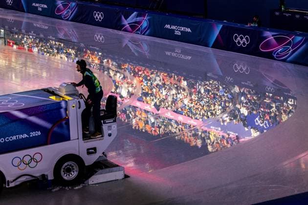 MILAN The spectators are reflected on the ice during the ice sweeping for the men s 1000-meter qualifying event at the Milan Ice Skating Area during the Winter Olympics. ROBIN VAN LONKHUIJSEN ANP xVIxANPxSportx xxANPxIVx 550225961 originalFilename: 550225961.jpg