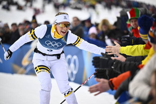 VAL DI FIEMME, ITALY 20260210 Sweden s Johanna Hagström greets the crowd before the women s sprint quarter-final at the Winter Olympics in Val di Fiemme, Italy. *** The image is included in the SPORTS PACKAGE. For others PAYMENT IMAGE *** VAL DI FIEMME ITALY x10430x *** VAL DI FIEMME, ITALY 20260210 Sweden s Johanna Hagström greets the crowd before the women s sprint quarter final at the Winter Olympics in Val di Fiemme, Italy The image is included in the SPORTS PACKAGE For others PAYMENT IMAGE VAL DI FIEMME ITALY x10430x  Copyright: xChristinexOlsson TTx OLYMPICS 2026 SKIING