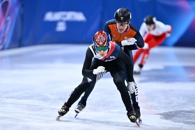 Korean Daeheon Hwang and Dutch shorttrack skater Teun Boer pictured in action during the Men 1000m heats in the Short Track Speed skating, Eisschnelllauf competition at the Milano Cortina 2026 Olympic Winter games, Winterspiele,Spiele, Summer games on Tuesday 10 February 2026 in Milan, Italy. The XXV Winter Olympics take place from 6 to 22 February 2026 in Italy. JASPERxJACOBS  x162353594x
