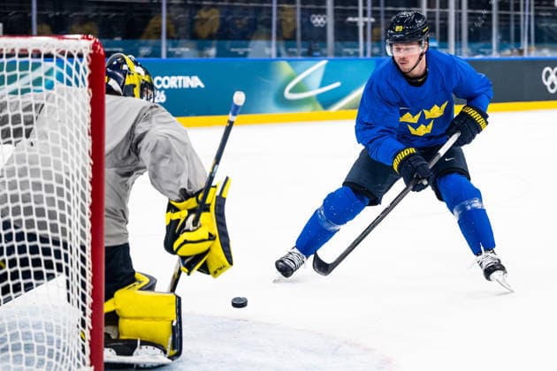 260210 Lucas Raymond of Sweden at an Ice hockey, Eishockey practice session during day 4 of the 2026 Winter Olympics on February 10, 2026 in Milan. Photo: Carl Sandin BILDBYRAN kod CS CS0866 ishockey ice hockey Olympic Games, Olympische Spiele, Olympia, OS olympics winter olympics os ol olympiska spel vinter-os olympiske leker milano cortina 2026 milan cortina 2026 milano cortina 2026 olympic games milano cortina 2026 winter olympic games milano cortina-os milano cortina-ol vinter-ol 4 bbeng sverige sweden *** 260210 Lucas Raymond of Sweden at an ice hockey practice session during day 4 of the 2026 Winter Olympics on February 10, 2026 in Milan Photo Carl Sandin BILDBYRAN code CS CS0866 ice hockey ice hockey olympic games olympics winter olympics os ol olympiska spel vinter os olympiske leker milano cortina 2026 milan cortina 2026 milano cortina 2026 olympic games milano cortina 2026 winter olympic games milano cortina os milano cortina ol vinter ol 4 bbeng sverige sweden  Copyright: CARLxSANDIN BB260210CS007