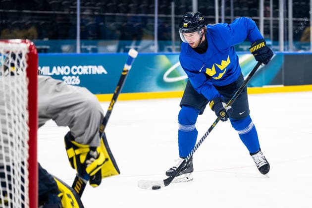 260210 Elias Lindholm of Sweden at an Ice hockey, Eishockey practice session during day 4 of the 2026 Winter Olympics on February 10, 2026 in Milan. Photo: Carl Sandin BILDBYRAN kod CS CS0866 ishockey ice hockey Olympic Games, Olympische Spiele, Olympia, OS olympics winter olympics os ol olympiska spel vinter-os olympiske leker milano cortina 2026 milan cortina 2026 milano cortina 2026 olympic games milano cortina 2026 winter olympic games milano cortina-os milano cortina-ol vinter-ol 4 bbeng sverige sweden *** 260210 Elias Lindholm of Sweden at an ice hockey practice session during day 4 of the 2026 Winter Olympics on February 10, 2026 in Milan Photo Carl Sandin BILDBYRAN code CS CS0866 ice hockey olympic games olympics winter olympics os ol olympiska spel vinter os olympiske leker milano cortina 2026 milan cortina 2026 milano cortina 2026 olympic games milano cortina 2026 winter olympic games milano cortina os milano cortina ol vinter ol 4 bbeng sverige sweden  Copyright: CARLxSANDIN BB260210CS010