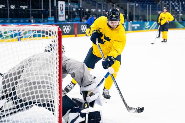 260210 Elias Pettersson of Sweden at an Ice hockey, Eishockey practice session during day 4 of the 2026 Winter Olympics on February 10, 2026 in Milan. Photo: Carl Sandin BILDBYRAN kod CS CS0866 ishockey ice hockey Olympic Games, Olympische Spiele, Olympia, OS olympics winter olympics os ol olympiska spel vinter-os olympiske leker milano cortina 2026 milan cortina 2026 milano cortina 2026 olympic games milano cortina 2026 winter olympic games milano cortina-os milano cortina-ol vinter-ol 4 bbeng sverige sweden *** 260210 Elias Pettersson of Sweden at an ice hockey practice session during day 4 of the 2026 Winter Olympics on February 10, 2026 in Milan Photo Carl Sandin BILDBYRAN code CS CS0866 ice hockey olympic games olympics winter olympics os ol olympiska spel vinter os olympiske leker milano cortina 2026 milan cortina 2026 milano cortina 2026 olympic games milano cortina 2026 winter olympic games milano cortina os milano cortina ol vinter ol 4 bbeng sverige sweden  Copyright: CARLxSANDIN BB260210CS028