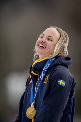 260210 Linn Svahn of Sweden celebrates with her gold medal on the podium after the women s classic technique cross-country skiing sprint final during day 4 of the 2026 Winter Olympics on February 10, 2026 in Val di Fiemme. Photo: Joel Marklund BILDBYRAN kod JM MT0969 skidor cross-country skiing langrenn Olympic Games, Olympische Spiele, Olympia, OS olympics winter olympics os ol olympiska spel vinter-os olympiske leker milano cortina 2026 milan cortina 2026 milano cortina 2026 olympic games milano cortina 2026 winter olympic games milano cortina-os milano cortina-ol vinter-ol 4 bbeng sprint jubel sverige guld silver brons bronze gold os-guld *** 260210 Linn Svahn of Sweden celebrates with her gold medal on the podium after the women s classic technique cross country skiing sprint final during day 4 of the 2026 Winter Olympics on February 10, 2026 in Val di Fiemme Photo Joel Marklund BILDBYRAN kod JM MT0969 skidor cross country skiing langrenn olympic games olympics winter olympics os ol olympiska spel vinter os olympiske leker milano cortina 2026 milan cortina 2026 milano cortina 2026 olympic games milano cortina 2026 winter olympic games milano cortina os milano cortina ol vinter ol 4 bbeng sprint jubel sverige guld silver bronz bronze gold os guld  Copyright: JOELxMARKLUND BB260210JM166