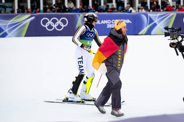 AICHER Emma (Deutschland), WEIDLE-WINKELMANN Kira (Deutschland) jubeln im Ziel ueber die Fuehrung und die moegliche Medaille, ITA, Olympische Spiele Milano Cortina 2026, Olympia, Ski Alpin, Alpine Team Kombination, Slalom Damen, 10.02.2026 ITA, Olympische Spiele Milano Cortina 2026, Olympia, Ski Alpin, Alpine Team Kombination, Slalom Damen, 10.02.2026 Cortina d Ampezzo *** AICHER Emma Germany , WEIDLE WINKELMANN Kira Germany cheer at the finish about the lead and the possible medal, ITA, Olympic Games Milano Cortina 2026, Olympia, Alpine Skiing, Alpine Team Combined, Slalom Women, 10 02 2026 ITA, Olympic Games Milano Cortina 2026, Olympia, Alpine Skiing, Alpine Team Combined, Slalom Women, 10 02 2026 Cortina d Ampezzo Copyright: xEibner-Pressefoto Memmlerx EP_MMR