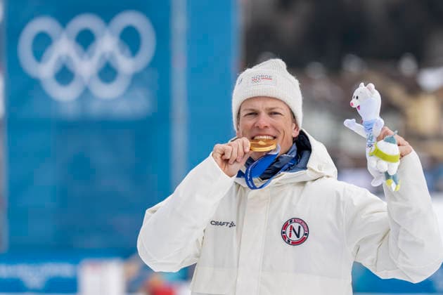 Cross-Country Skiing - Milano Cortina 2026 Winter Olympics: Day 4 Gold medalist Johannes Hoesflot Klaebo of Team Norway bites his medal on the podium during the medal ceremony for the Men s Sprint Classic on day four of the Milano Cortina 2026 Winter Olympic Games, Olympische Spiele, Olympia, OS at Tesero Cross-Country Skiing Stadium on February 10, 2026 in Val di Fiemme, Italy. Predazzo Italy  Copyright: xAndrzejxIwanczukx originalFilename:iwanczuk-crosscou260210_np0Xx.jpg