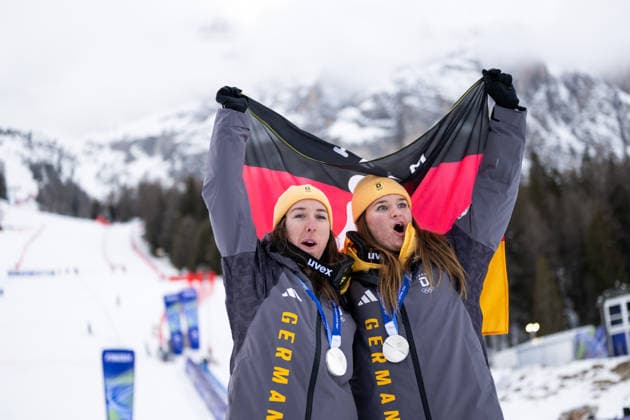 WEIDLE-WINKELMANN Kira (Deutschland), AICHER Emma (Deutschland) jubeln auf dem Podium bei der Siegerehrung ueber die Silber Medaille, ITA, Olympische Spiele Milano Cortina 2026, Olympia, Ski Alpin, Alpine Team Kombination, Slalom Damen, 10.02.2026 ITA, Olympische Spiele Milano Cortina 2026, Olympia, Ski Alpin, Alpine Team Kombination, Slalom Damen, 10.02.2026 Cortina d Ampezzo *** WEIDLE WINKELMANN Kira Germany , AICHER Emma Germany cheering on the podium at the award ceremony for the silver medal, ITA, Olympic Games Milano Cortina 2026, Olympic Games, Alpine Skiing, Alpine Team Combined, Slalom Women, 10 02 2026 ITA, Olympic Games Milano Cortina 2026, Olympic Games, Alpine Skiing, Alpine Team Combined, Slalom Women, 10 02 2026 Cortina d Ampezzo Copyright: xEibner-Pressefoto Memmlerx EP_MMR
