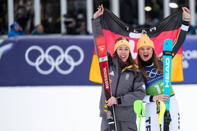 WEIDLE-WINKELMANN Kira (Deutschland), AICHER Emma (Deutschland) jubeln im Ziel ueber die Silber Medaille, ITA, Olympische Spiele Milano Cortina 2026, Olympia, Ski Alpin, Alpine Team Kombination, Slalom Damen, 10.02.2026 ITA, Olympische Spiele Milano Cortina 2026, Olympia, Ski Alpin, Alpine Team Kombination, Slalom Damen, 10.02.2026 Cortina d Ampezzo *** WEIDLE WINKELMANN Kira Germany , AICHER Emma Germany celebrate the silver medal at the finish, ITA, Olympic Games Milano Cortina 2026, Olympia, Alpine Skiing, Alpine Team Combined, Slalom Women, 10 02 2026 ITA, Olympic Games Milano Cortina 2026, Olympia, Alpine Skiing, Alpine Team Combined, Slalom Women, 10 02 2026 Cortina d Ampezzo Copyright: xEibner-Pressefoto Memmlerx EP_MMR
