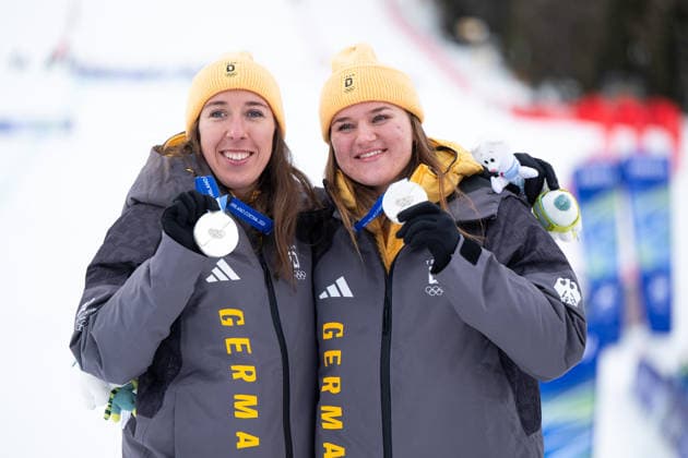 WEIDLE-WINKELMANN Kira (Deutschland), AICHER Emma (Deutschland) jubeln auf dem Podium bei der Siegerehrung ueber die Silber Medaille, ITA, Olympische Spiele Milano Cortina 2026, Olympia, Ski Alpin, Alpine Team Kombination, Slalom Damen, 10.02.2026 ITA, Olympische Spiele Milano Cortina 2026, Olympia, Ski Alpin, Alpine Team Kombination, Slalom Damen, 10.02.2026 Cortina d Ampezzo *** WEIDLE WINKELMANN Kira Germany , AICHER Emma Germany cheering on the podium at the award ceremony for the silver medal, ITA, Olympic Games Milano Cortina 2026, Olympic Games, Alpine Skiing, Alpine Team Combined, Slalom Women, 10 02 2026 ITA, Olympic Games Milano Cortina 2026, Olympic Games, Alpine Skiing, Alpine Team Combined, Slalom Women, 10 02 2026 Cortina d Ampezzo Copyright: xEibner-Pressefoto Memmlerx EP_MMR