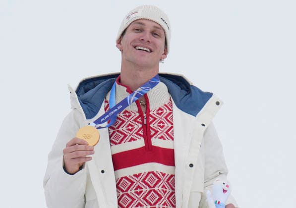 Gold medalist Birk Ruud of Norway celebrates on the podium after the Men s Freeski Slopestyle competition at the Milano Cortina 2026 Winter Olympic Games, Olympische Spiele, Olympia, OS in Livigno, Italy, on Tuesday, February 10, 2026. Rudd won the gold medal, Alex Hall of the USA won the silver medal and Luca Harrington of New Zealand won the bronze medal.  OLY20260210802 BOBxSTRONG