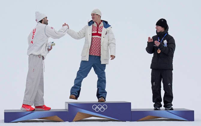 Gold medalist Birk Ruud of Norway (C) shakes hands with silver medalist Alex Hall of the USA (L) as bronze medalist Luca Harrington of New Zealand applauds after the Men s Freeski Slopestyle competition at the Milano Cortina 2026 Winter Olympic Games, Olympische Spiele, Olympia, OS in Livigno, Italy, on Tuesday, February 10, 2026.  OLY20260210808 BOBxSTRONG
