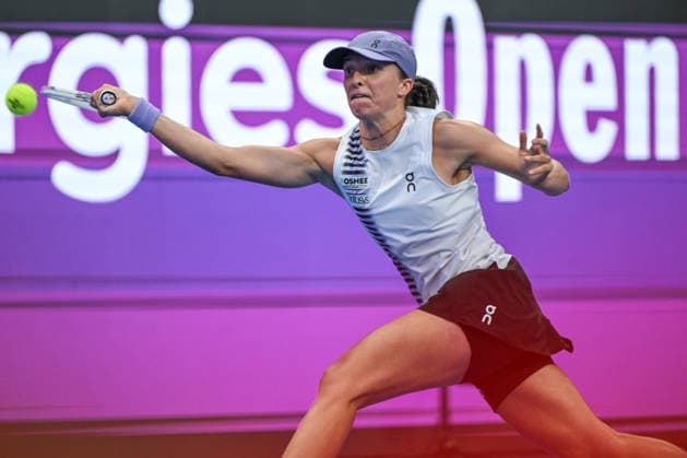Qatar TotalEnergies Open 2026 - Day Three DOHA, QATAR FEBRUARY 10: Iga Swiatek of Poland in action against Janice Tjen of Indonesia in the second round on Day Three of the Qatar TotalEnergies Open, part of the Hologic WTA, Tennis Damen Tour, at the Khalifa International Tennis and Squash Complex on February 10, 2026 in Doha, Qatar. Doha Qatar  Copyright: xArturxWidakx originalFilename:widak-qatartot260210_np5Ic.jpg