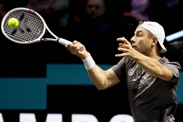 ROTTERDAM - Tallon Griekspoor in action against Giovanni Mpetshi Perricard on the second day of the ABN AMRO tennis tournament at Ahoy Rotterdam. BAS CZERWINSKI ANP xVIxANPxSportx xxANPxIVx 550244004 originalFilename: 550244004.jpg