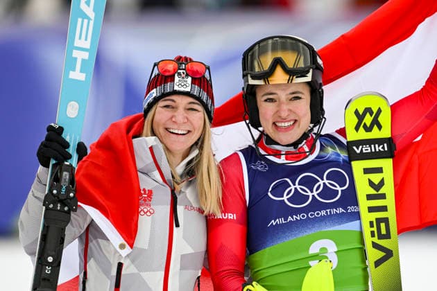 OLYMPICS - Winter Olympic Games, Olympische Spiele, Olympia, OS Milano Cortina 2026 CORTINA D AMPEZZO,ITALY,10.FEB.26 - OLYMPICS, ALPINE SKIING - Winter Olympic Games Milano Cortina 2026, team combined, slalom, women. Image shows the rejoicing of Ariane Raedler and Katharina Huber (AUT). Keywords: flag.  GEPAxpictures xAlexanderxSolc