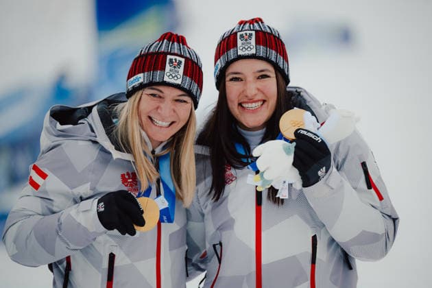 OLYMPICS - Winter Olympic Games, Olympische Spiele, Olympia, OS Milano Cortina 2026 CORTINA D AMPEZZO,ITALY,10.FEB.26 - OLYMPICS, ALPINE SKIING - Winter Olympic Games Milano Cortina 2026, team combined, slalom, women. Image shows the rejoicing of Ariane Raedler (AUT) and Katharina Huber (AUT).  GEPAxpictures xAlexanderxSolc