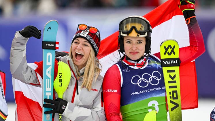 OLYMPICS - Winter Olympic Games, Olympische Spiele, Olympia, OS Milano Cortina 2026 CORTINA D AMPEZZO,ITALY,10.FEB.26 - OLYMPICS, ALPINE SKIING - Winter Olympic Games Milano Cortina 2026, team combined, slalom, women. Image shows the rejoicing of Ariane Raedler and Katharina Huber (AUT). Keywords: flag.  GEPAxpictures xAlexanderxSolc