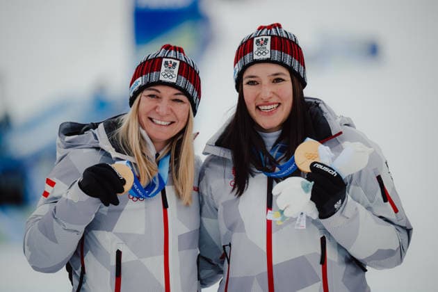 OLYMPICS - Winter Olympic Games, Olympische Spiele, Olympia, OS Milano Cortina 2026 CORTINA D AMPEZZO,ITALY,10.FEB.26 - OLYMPICS, ALPINE SKIING - Winter Olympic Games Milano Cortina 2026, team combined, slalom, women. Image shows the rejoicing of Ariane Raedler (AUT) and Katharina Huber (AUT).  GEPAxpictures xAlexanderxSolc