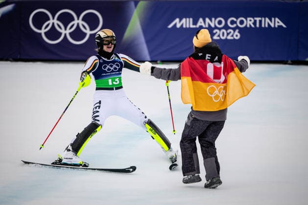 Die Silbermedaillengewinnerinnen Kira Weidle-Winkelmann und Emma Aicher aus Deutschland feiern ihre Medaillen beim Alpinen Skiwettbewerb - Team Combined der Frauen, The silver medal winners Kira Weidle-Winkelmann of Germany and Emma Aicher of Germany celebrate their medals at the Alpine Skiing - Women s Team Combined. Women’s Alpine Team Combination, Slalom, Milano Cortina 2026 Olympic Games, Olympische Spiele, Olympia, OS 10-02-2026 *** Silver medal winners Kira Weidle Winkelmann and Emma Aicher of Germany celebrate their medals at the Alpine Skiing Womens Team Combined, Slalom, Milano Cortina 2026 Olympic Games 10 02 2026, The silver medal winners Kira Weidle Winkelmann of Germany and Emma Aicher of Germany celebrate their medals at the Alpine Skiing Womens Team Combined Womens Alpine Team Combination, Slalom, Milano Cortina 2026 Olympic Games 10 02 2026 Copyright: HMBxMedia MarcxNiemeyer