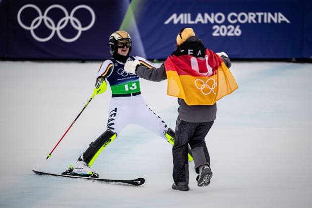 Die Silbermedaillengewinnerinnen Kira Weidle-Winkelmann und Emma Aicher aus Deutschland feiern ihre Medaillen beim Alpinen Skiwettbewerb - Team Combined der Frauen, The silver medal winners Kira Weidle-Winkelmann of Germany and Emma Aicher of Germany celebrate their medals at the Alpine Skiing - Women s Team Combined. Women’s Alpine Team Combination, Slalom, Milano Cortina 2026 Olympic Games, Olympische Spiele, Olympia, OS 10-02-2026 *** Silver medal winners Kira Weidle Winkelmann and Emma Aicher of Germany celebrate their medals at the Alpine Skiing Womens Team Combined, Slalom, Milano Cortina 2026 Olympic Games 10 02 2026, The silver medal winners Kira Weidle Winkelmann of Germany and Emma Aicher of Germany celebrate their medals at the Alpine Skiing Womens Team Combined Womens Alpine Team Combination, Slalom, Milano Cortina 2026 Olympic Games 10 02 2026 Copyright: HMBxMedia MarcxNiemeyer