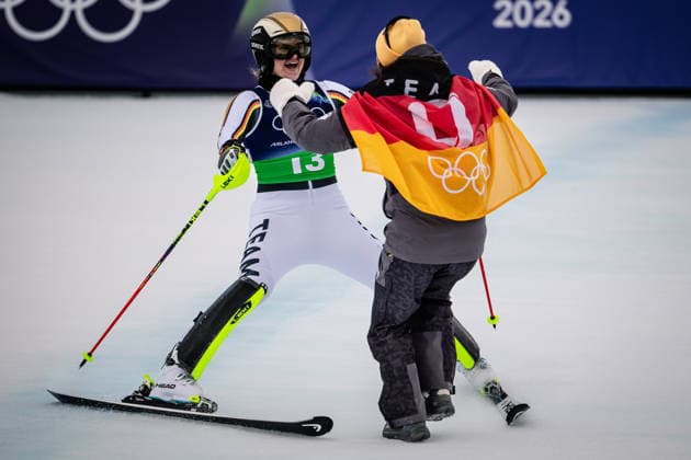 Die Silbermedaillengewinnerinnen Kira Weidle-Winkelmann und Emma Aicher aus Deutschland feiern ihre Medaillen beim Alpinen Skiwettbewerb - Team Combined der Frauen, The silver medal winners Kira Weidle-Winkelmann of Germany and Emma Aicher of Germany celebrate their medals at the Alpine Skiing - Women s Team Combined. Women’s Alpine Team Combination, Slalom, Milano Cortina 2026 Olympic Games, Olympische Spiele, Olympia, OS 10-02-2026 *** Silver medal winners Kira Weidle Winkelmann and Emma Aicher of Germany celebrate their medals at the Alpine Skiing Womens Team Combined, Slalom, Milano Cortina 2026 Olympic Games 10 02 2026, The silver medal winners Kira Weidle Winkelmann of Germany and Emma Aicher of Germany celebrate their medals at the Alpine Skiing Womens Team Combined Womens Alpine Team Combination, Slalom, Milano Cortina 2026 Olympic Games 10 02 2026 Copyright: HMBxMedia MarcxNiemeyer