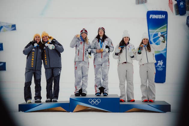 OLYMPICS - Winter Olympic Games, Olympische Spiele, Olympia, OS Milano Cortina 2026 CORTINA D AMPEZZO,ITALY,10.FEB.26 - OLYMPICS, ALPINE SKIING - Winter Olympic Games Milano Cortina 2026, team combined, slalom, women. Image shows the rejoicing of Kira Weidle-Winkelmann (GER), Emma Aicher (GER), Ariane Raedler (AUT), Katharina Huber (AUT), Jacqueline Wiles (USA) and Paula Moltzan (USA).  GEPAxpictures xAlexanderxSolc