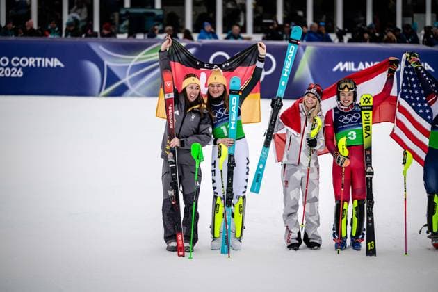 Die Silbermedaillengewinnerinnen Kira Weidle-Winkelmann und Emma Aicher aus Deutschland feiern ihre Medaillen beim Alpinen Skiwettbewerb - Team Combined der Frauen, The silver medal winners Kira Weidle-Winkelmann of Germany and Emma Aicher of Germany celebrate their medals at the Alpine Skiing - Women s Team Combined. Women’s Alpine Team Combination, Slalom, Milano Cortina 2026 Olympic Games, Olympische Spiele, Olympia, OS 10-02-2026 *** Silver medal winners Kira Weidle Winkelmann and Emma Aicher of Germany celebrate their medals at the Alpine Skiing Womens Team Combined, Slalom, Milano Cortina 2026 Olympic Games 10 02 2026, The silver medal winners Kira Weidle Winkelmann of Germany and Emma Aicher of Germany celebrate their medals at the Alpine Skiing Womens Team Combined Womens Alpine Team Combination, Slalom, Milano Cortina 2026 Olympic Games 10 02 2026 Copyright: HMBxMedia MarcxNiemeyer