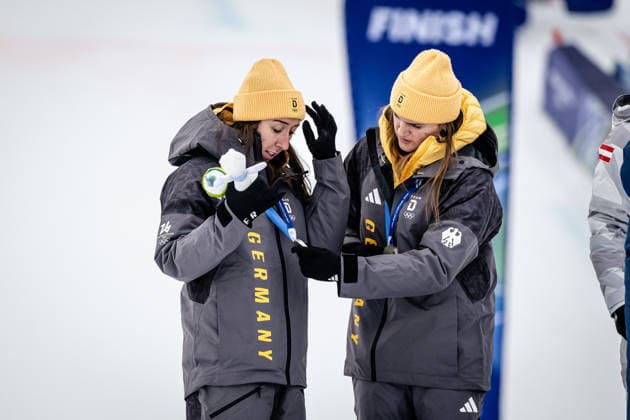 Die Silbermedaillengewinnerinnen Kira Weidle-Winkelmann und Emma Aicher aus Deutschland feiern ihre Medaillen beim Alpinen Skiwettbewerb - Team Combined der Frauen, The silver medal winners Kira Weidle-Winkelmann of Germany and Emma Aicher of Germany celebrate their medals at the Alpine Skiing - Women s Team Combined. Women’s Alpine Team Combination, Slalom, Milano Cortina 2026 Olympic Games, Olympische Spiele, Olympia, OS 10-02-2026 *** Silver medal winners Kira Weidle Winkelmann and Emma Aicher of Germany celebrate their medals at the Alpine Skiing Womens Team Combined, Slalom, Milano Cortina 2026 Olympic Games 10 02 2026, The silver medal winners Kira Weidle Winkelmann of Germany and Emma Aicher of Germany celebrate their medals at the Alpine Skiing Womens Team Combined Womens Alpine Team Combination, Slalom, Milano Cortina 2026 Olympic Games 10 02 2026 Copyright: HMBxMedia MarcxNiemeyer