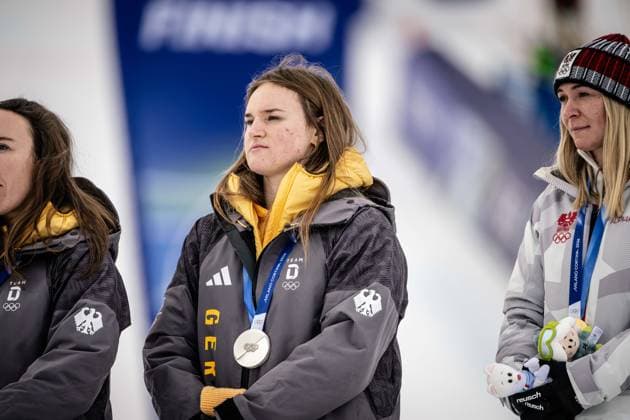 The silver medal winners Kira Weidle-Winkelmann of Germany and Emma Aicher of Germany celebrate during the national anthem. Women’s Alpine Team Combination, Slalom, Milano Cortina 2026 Olympic Games, Olympische Spiele, Olympia, OS 10-02-2026 *** The silver medal winners Kira Weidle Winkelmann of Germany and Emma Aicher of Germany celebrate during the national anthem Womens Alpine Team Combination, Slalom, Milano Cortina 2026 Olympic Games 10 02 2026 Copyright: HMBxMedia MarcxNiemeyer