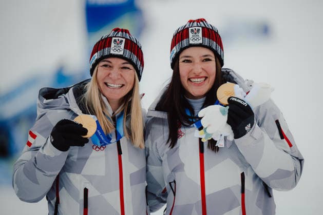 OLYMPICS - Winter Olympic Games, Olympische Spiele, Olympia, OS Milano Cortina 2026 CORTINA D AMPEZZO,ITALY,10.FEB.26 - OLYMPICS, ALPINE SKIING - Winter Olympic Games Milano Cortina 2026, team combined, slalom, women. Image shows the rejoicing of Ariane Raedler (AUT) and Katharina Huber (AUT).  GEPAxpictures xAlexanderxSolc