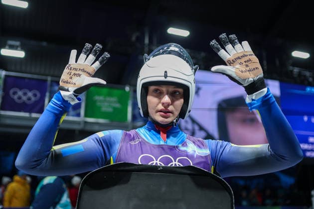Olympische Winterspiele Milano Cortina 2026 Rennrodeln Einsitzer Frauen am 10.02.2026 im Cortina Sliding Centre in Cortina d™Ampezzo Olena Smaha ( Ukraine ) mit der Nachricht - REMEMBRANCE IS NOT a Violation - auf Ihren Handschuhen *** Olympic Winter Games Milano Cortina 2026 Luge Single Seater Women on 10 02 2026 at the Cortina Sliding Center in Cortina d™Ampezzo Olena Smaha Ukraine with the message REMEMBRANCE IS NOT a Violation on her gloves xMSx