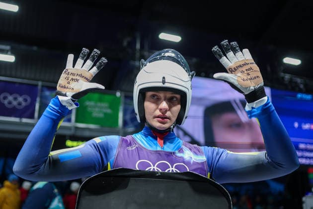 Olympische Winterspiele Milano Cortina 2026 Rennrodeln Einsitzer Frauen am 10.02.2026 im Cortina Sliding Centre in Cortina d™Ampezzo Olena Smaha ( Ukraine ) mit der Nachricht - REMEMBRANCE IS NOT a Violation - auf Ihren Handschuhen *** Olympic Winter Games Milano Cortina 2026 Luge Single Seater Women on 10 02 2026 at the Cortina Sliding Center in Cortina d™Ampezzo Olena Smaha Ukraine with the message REMEMBRANCE IS NOT a Violation on her gloves xMSx
