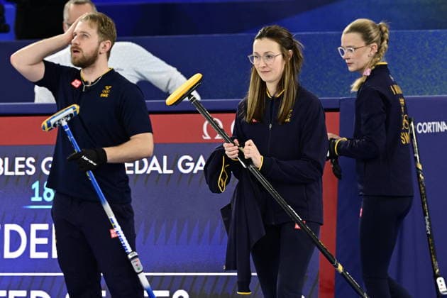 CORTINA, ITALY 20260210 Sweden s Isabella Wrana and Rasmus Wrana with coach Alison Kreviazuk before the mixed curling final in Cortina. *** The image is included in the SPORTS PACKAGE. For others PAYMENT IMAGE ** CORTINA ITALY x10030x *** CORTINA, ITALY 20260210 Swedens Isabella Wrana and Rasmus Wrana with coach Alison Kreviazuk before the mixed curling final in Cortina The image is included in the SPORTS PACKAGE For others PAYMENT IMAGE CORTINA ITALY x10030x  Copyright: xJonasxEkströmer TTx 2026 OLYMPICS MIXED CURLING FINAL