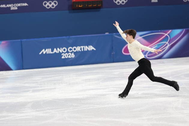 Winter Olympics - Men s Single Skating - Short Program Maxim Naumov of Team United States of Team United States competes in Men s Single Skating - Short Program on day four of the Milano Cortina 2026 Winter Olympic Games, Olympische Spiele, Olympia, OS at Milano Ice Skating Arena on February 10, 2026 in Milan, Italy. Photo by Alexis Jumeau ABACAPRESS.COM Milan Italy  Copyright: xJumeauxAlexis ABACAx